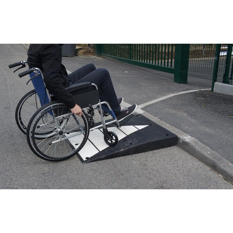 Rampe d'accessibilité pour personne handicapé voirie espace public